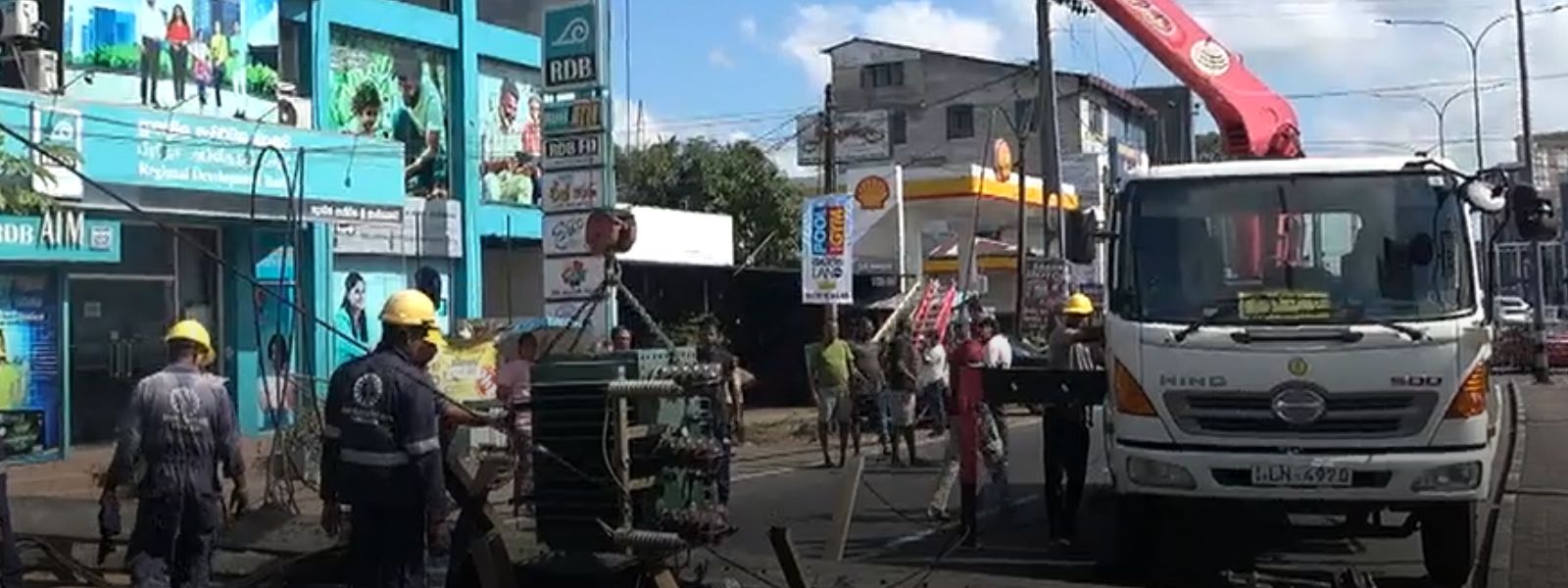 Traffic Restored On Colombo–Kandy Road